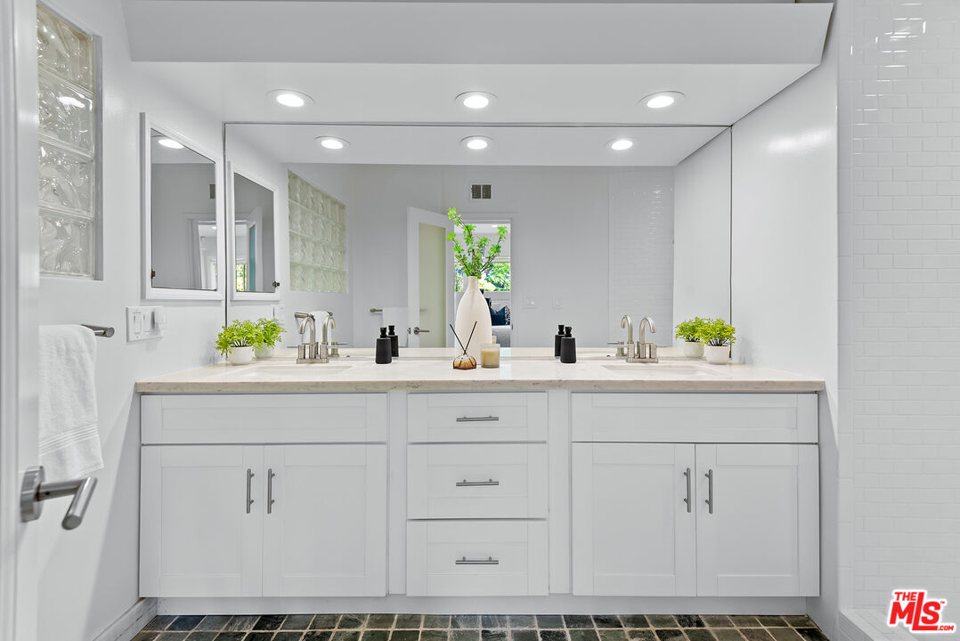 7229 Senalda Road Los Angeles, CA 90068 - Photo 14 of 24 a bathroom with a sink and a mirror