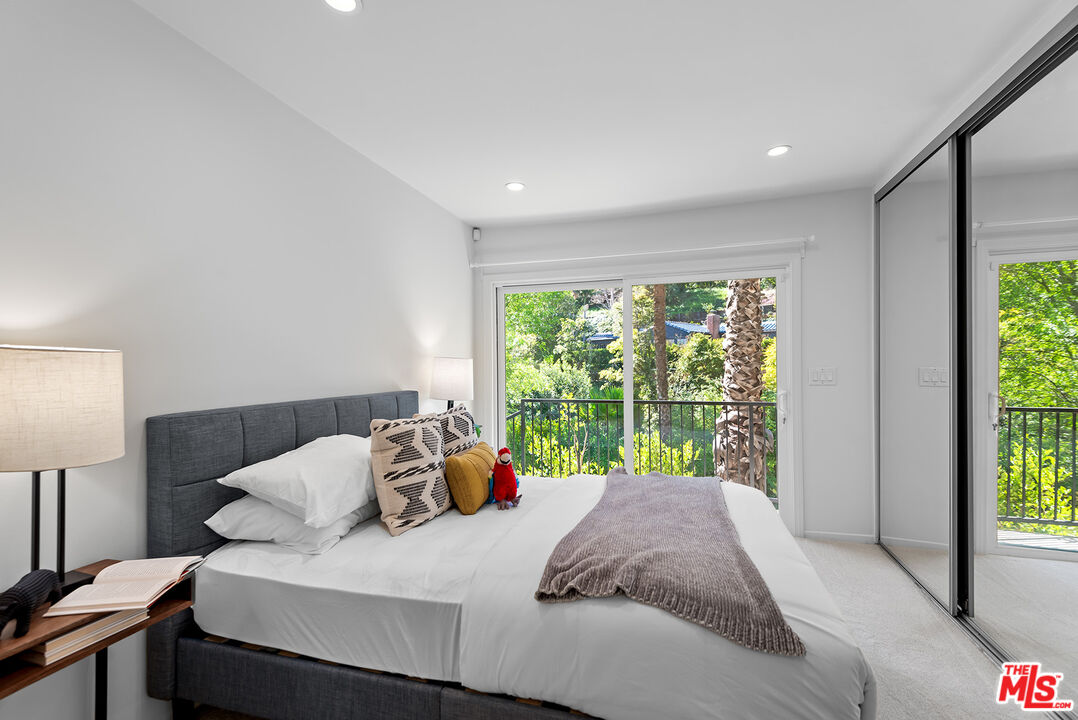 7229 Senalda Road Los Angeles, CA 90068 - Photo 18 of 24 a bedroom with a bed and a lamp