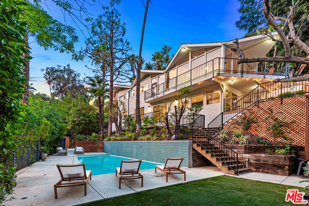 7229 Senalda Road Los Angeles, CA 90068 - Photo 20 of 24 a view of a chairs and table in the backyard