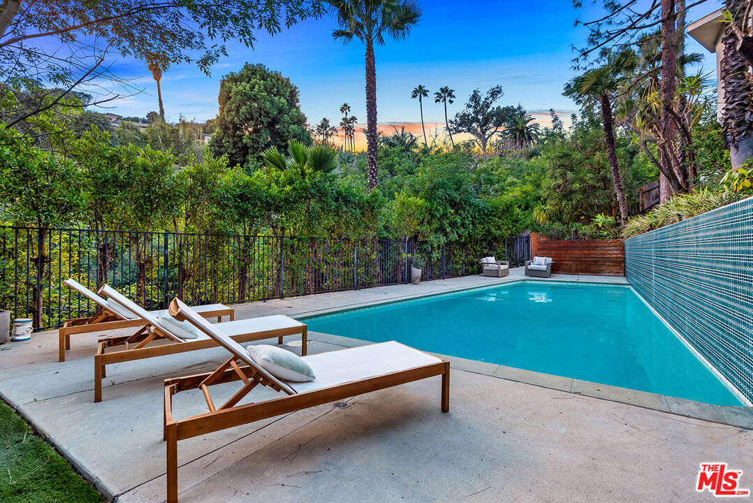 7229 Senalda Road Los Angeles, CA 90068 - Photo 21 of 24 a backyard view with a seating space