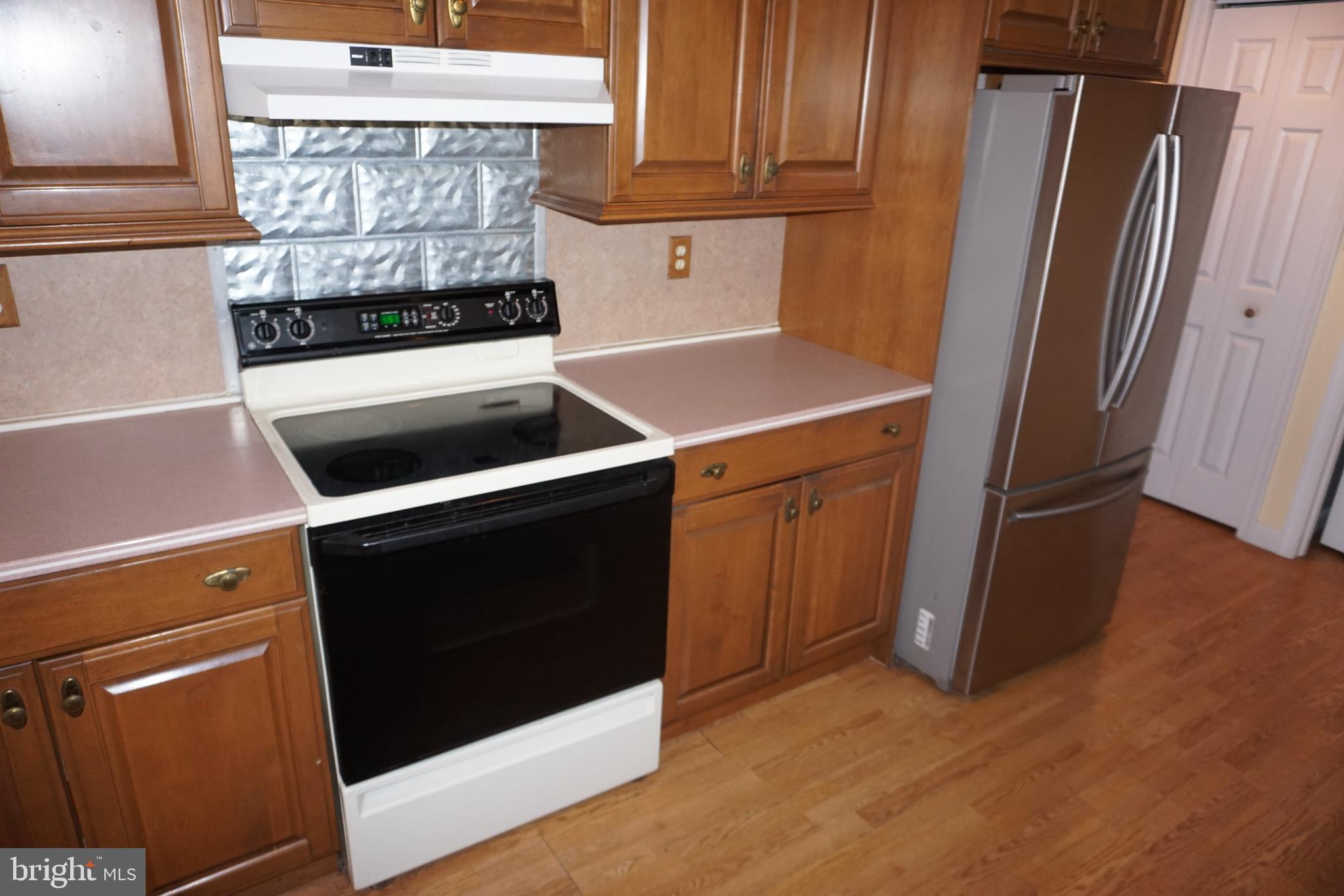 37 Nice Road Quakertown, PA 18951 - Photo 15 of 41 Smooth top stove in kitchen and Samsung fridge