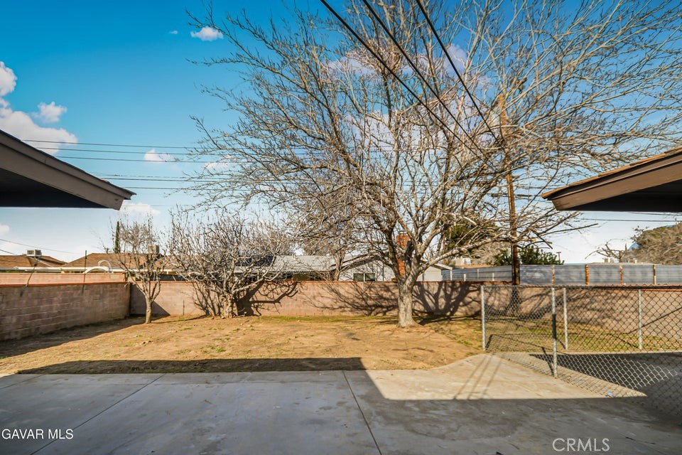 45503 11th Street West Lancaster, CA 93534 - Photo 31 of 37 a view of a yard covered with snow in the background
