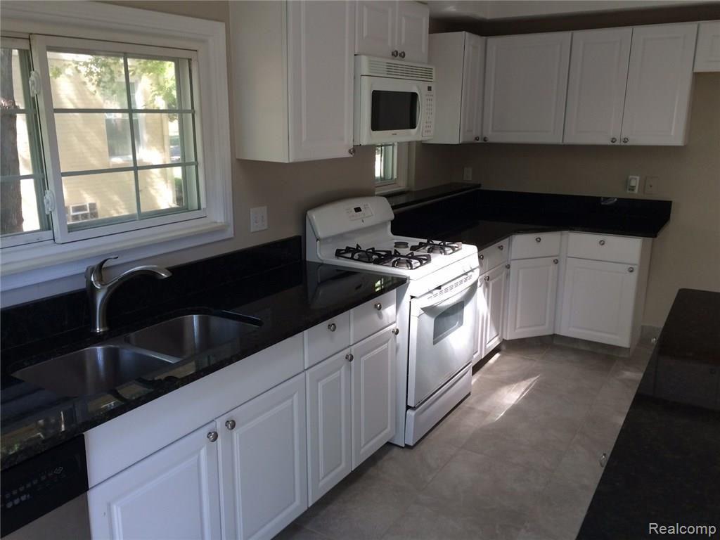977 Hampton Road Grosse Pointe, MI 48236 - Photo 8 of 27 IMG_3196.JPG
