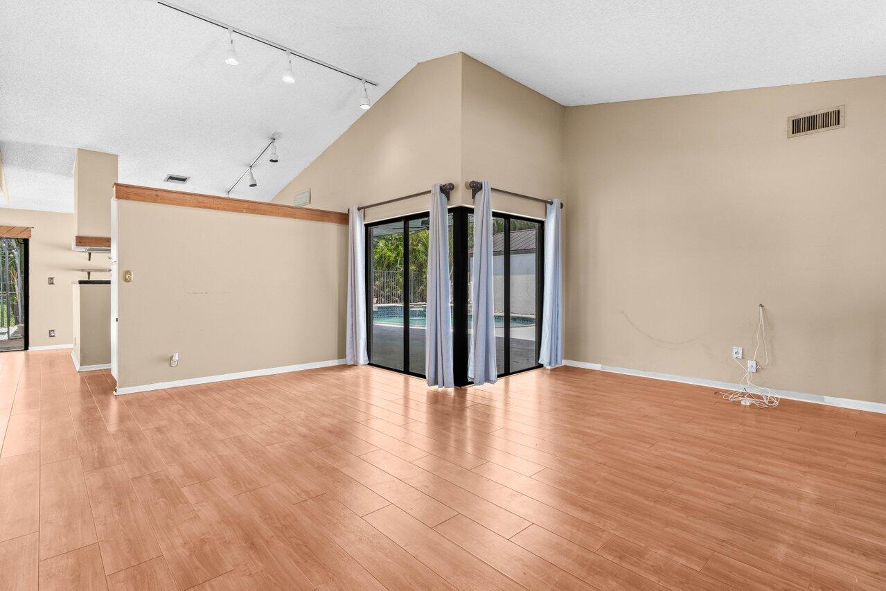 21641 Sutters Lane Boca Raton, FL 33428 - Photo 5 of 36 006-21641SuttersLane-BocaRaton-FL-33428-