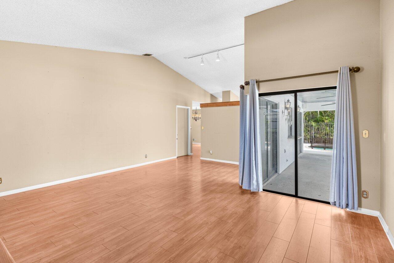 21641 Sutters Lane Boca Raton, FL 33428 - Photo 8 of 36 008-21641SuttersLane-BocaRaton-FL-33428-