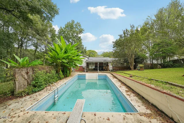 a view of a house with yard