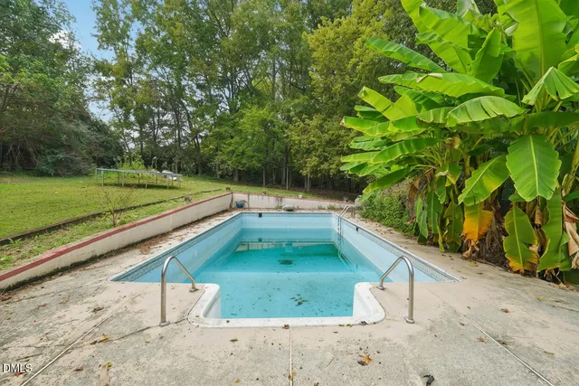 a view of a backyard