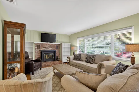 $1,100,000 | 247 Buckram Road, Locust Valley, NY 11560