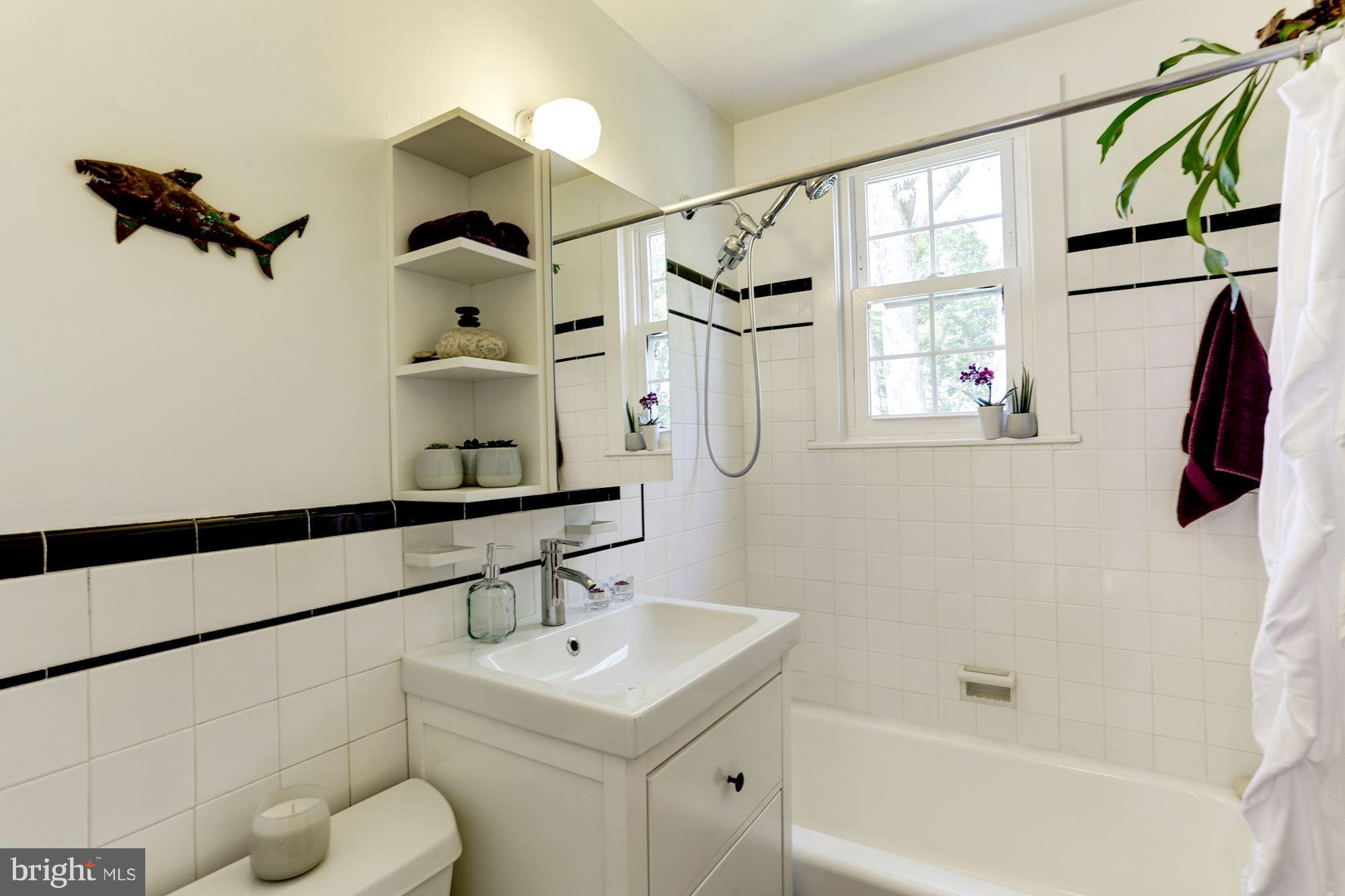 2016 Tunlaw Road Northwest Washington, DC 20007 - Photo 12 of 22 Bath