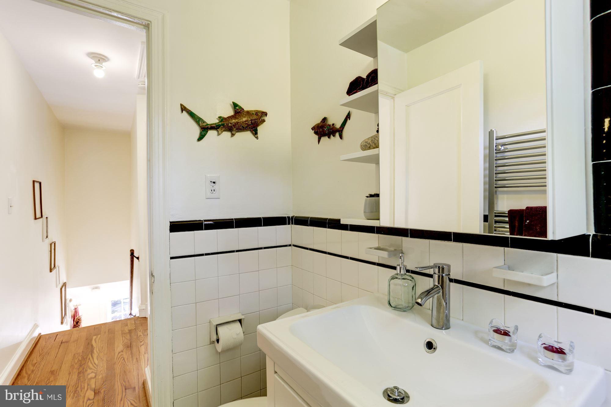 2016 Tunlaw Road Northwest Washington, DC 20007 - Photo 13 of 22 Bath