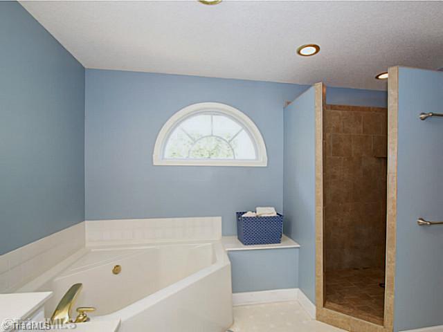 6202 High View Road Greensboro, NC 27410 - Photo 12 of 16 Master Bath/Spa.