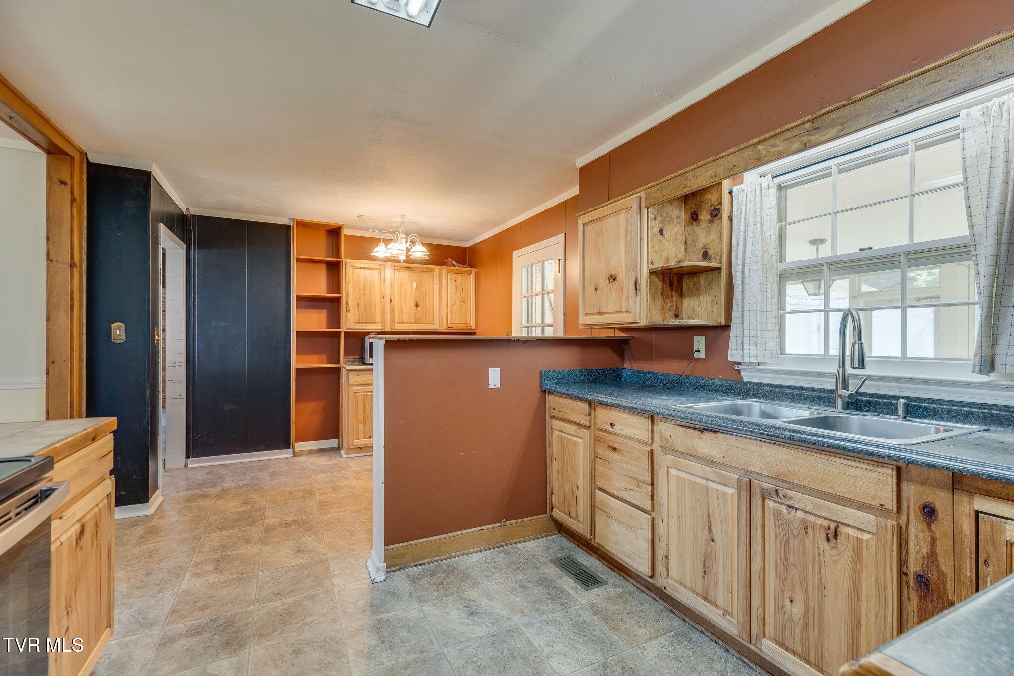 140 Gov Alf Taylor Road Johnson City, TN 37601 - Photo 9 of 49 010