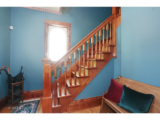 721 North Spring Street Elgin, IL 60120 - Photo 2 of 16 a view of entryway
