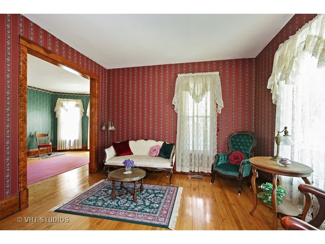 721 North Spring Street Elgin, IL 60120 - Photo 4 of 16 a living room with furniture and a potted plant