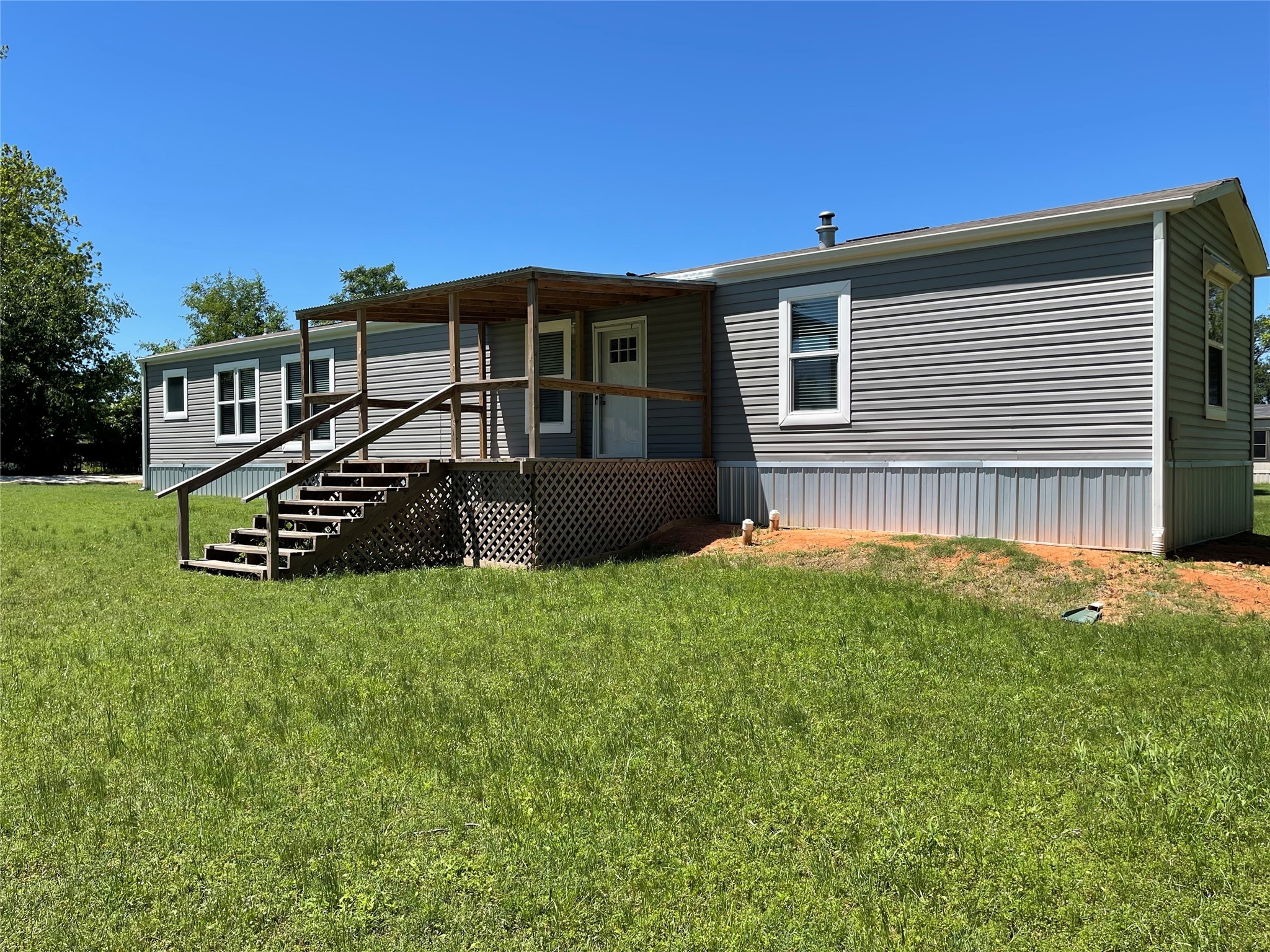 322 College Street Fairfield, TX 75840 - Photo 3 of 34 a front view of a house with a garden