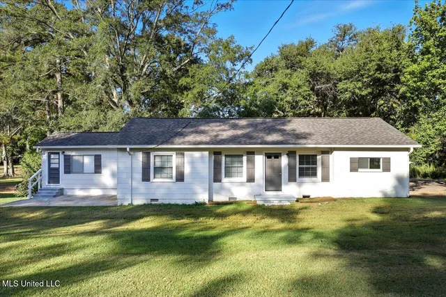 $1,600 | 324 Court Street, Raymond, MS 39154