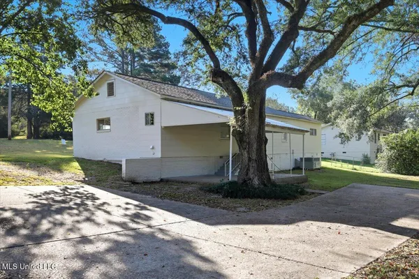 $1,600 | 324 Court Street, Raymond, MS 39154