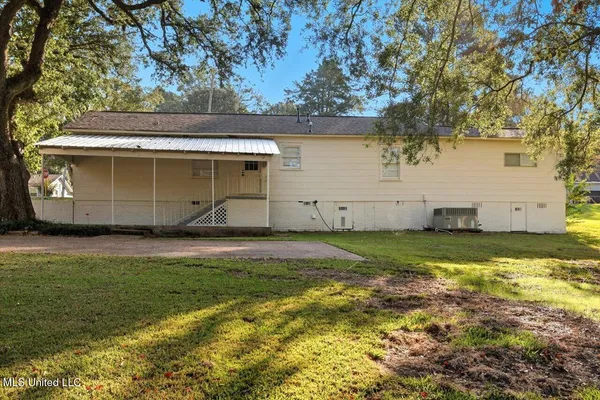 $1,600 | 324 Court Street, Raymond, MS 39154