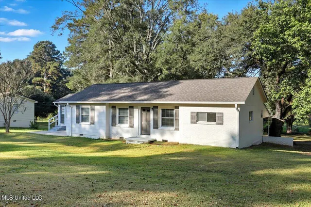 $1,600 | 324 Court Street, Raymond, MS 39154