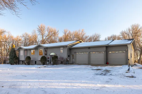 $650,000 | 102 County Road 1, Fessenden, ND 58438