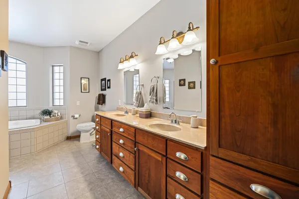 $650,000 | 102 County Road 1, Fessenden, ND 58438