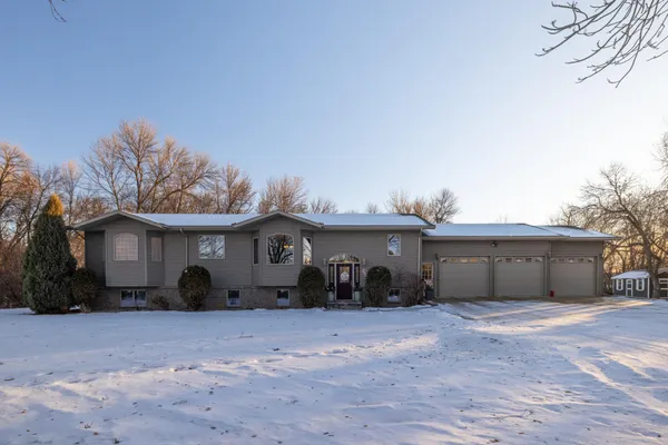 $650,000 | 102 County Road 1, Fessenden, ND 58438