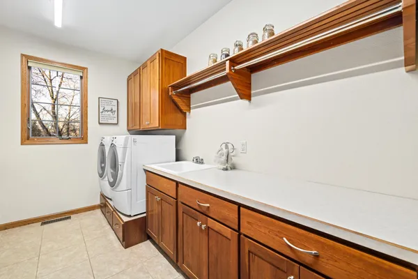 $650,000 | 102 County Road 1, Fessenden, ND 58438