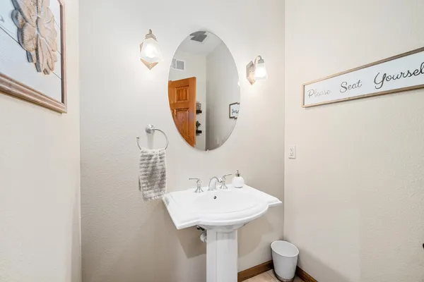 $650,000 | 102 County Road 1, Fessenden, ND 58438