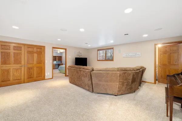 $650,000 | 102 County Road 1, Fessenden, ND 58438