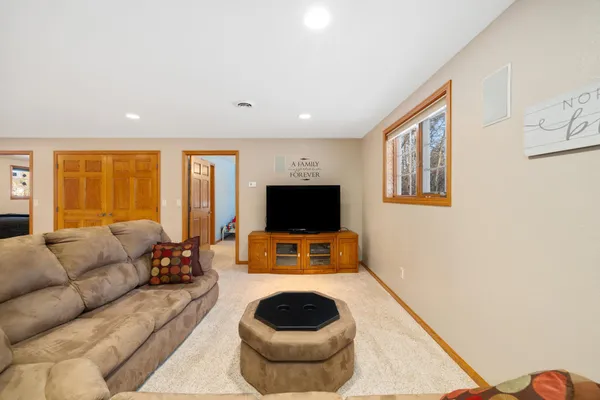 $650,000 | 102 County Road 1, Fessenden, ND 58438