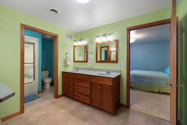 $650,000 | 102 County Road 1, Fessenden, ND 58438