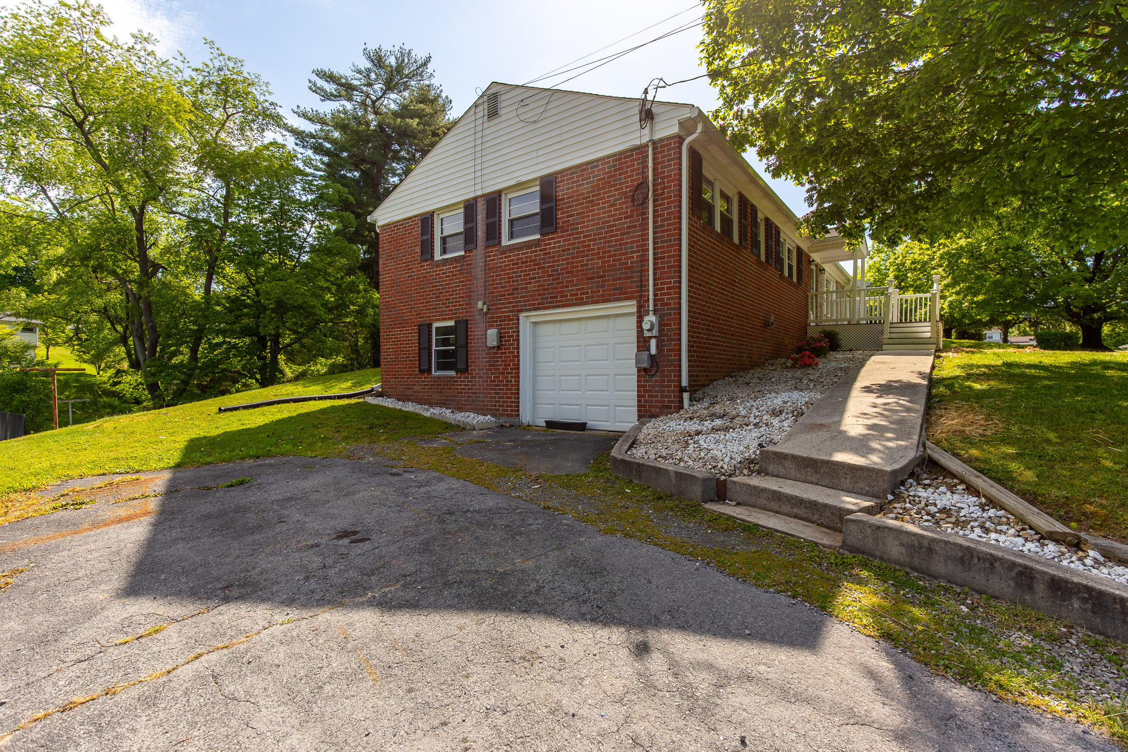 419 Cheyenne Road Bristol, VA 24201 - Photo 2 of 21 3