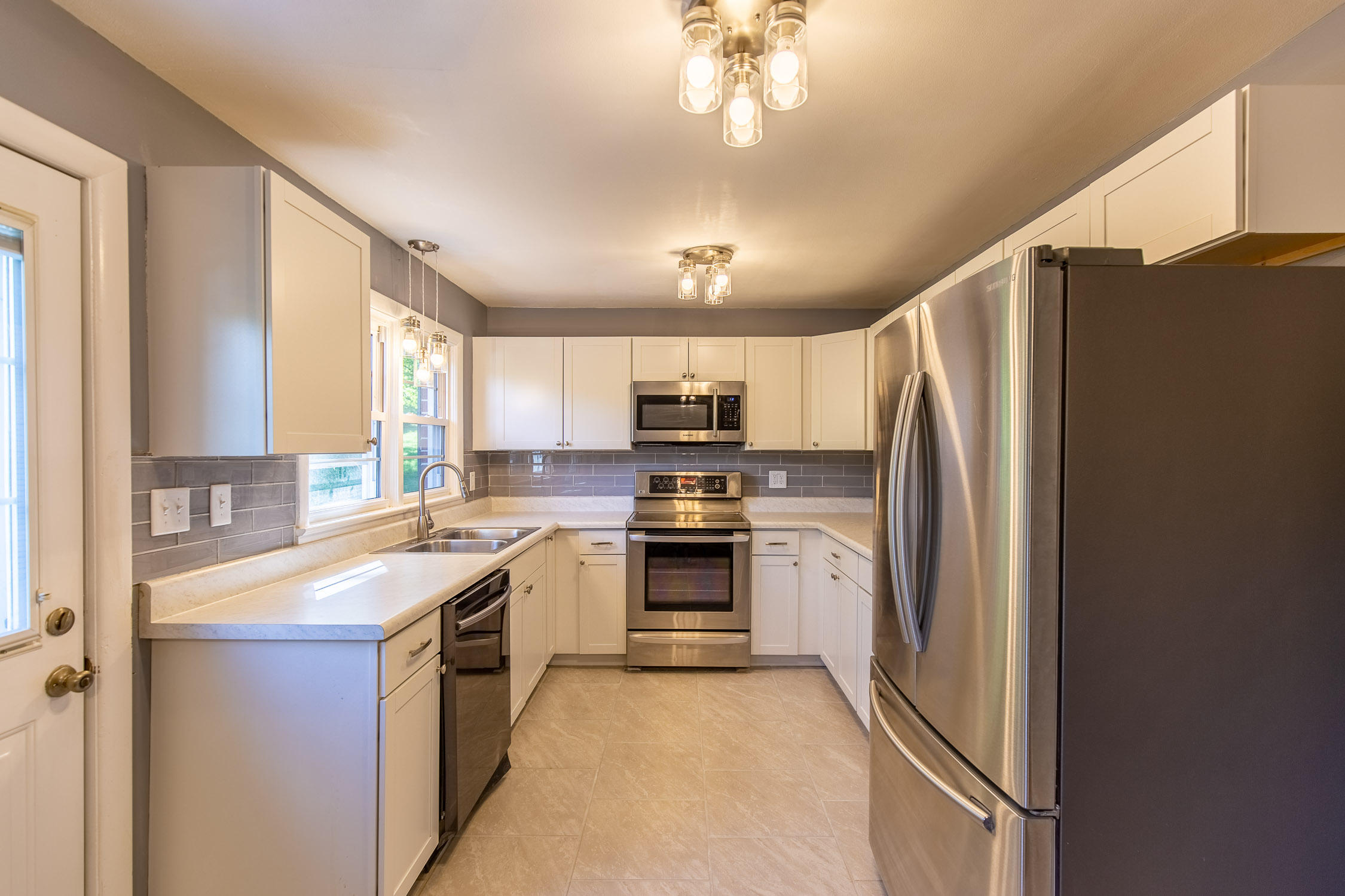 419 Cheyenne Road Bristol, VA 24201 - Photo 7 of 21 11