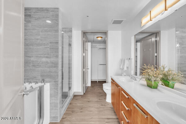 1 East Lexington Avenue, Unit 809 Phoenix, AZ 85012 - Photo 19 of 44 a spacious bathroom with a double vanity sink and a mirror