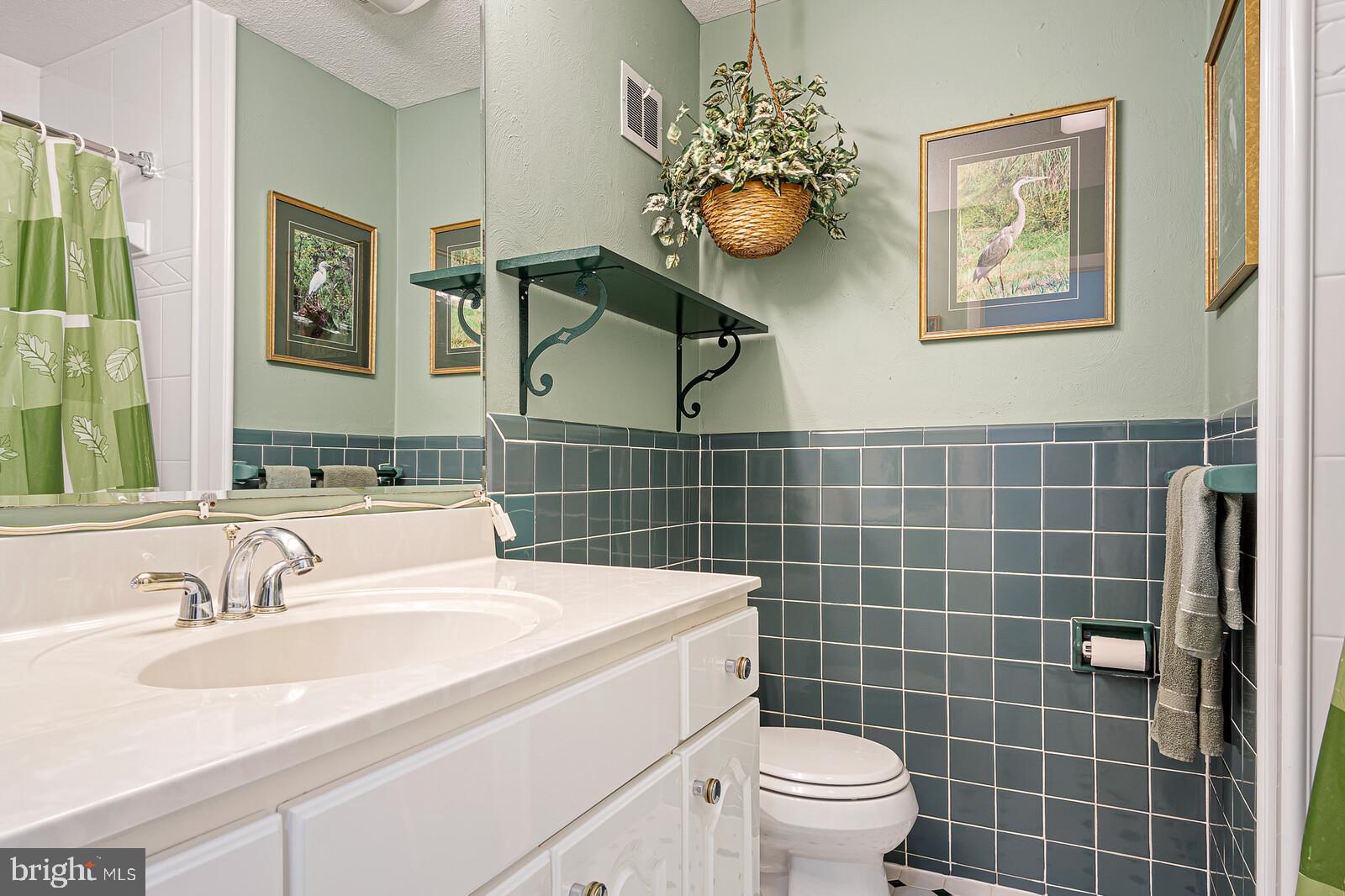 1513 Emory Road Wilmington, DE 19803 - Photo 15 of 30 Hall bathroom upstairs