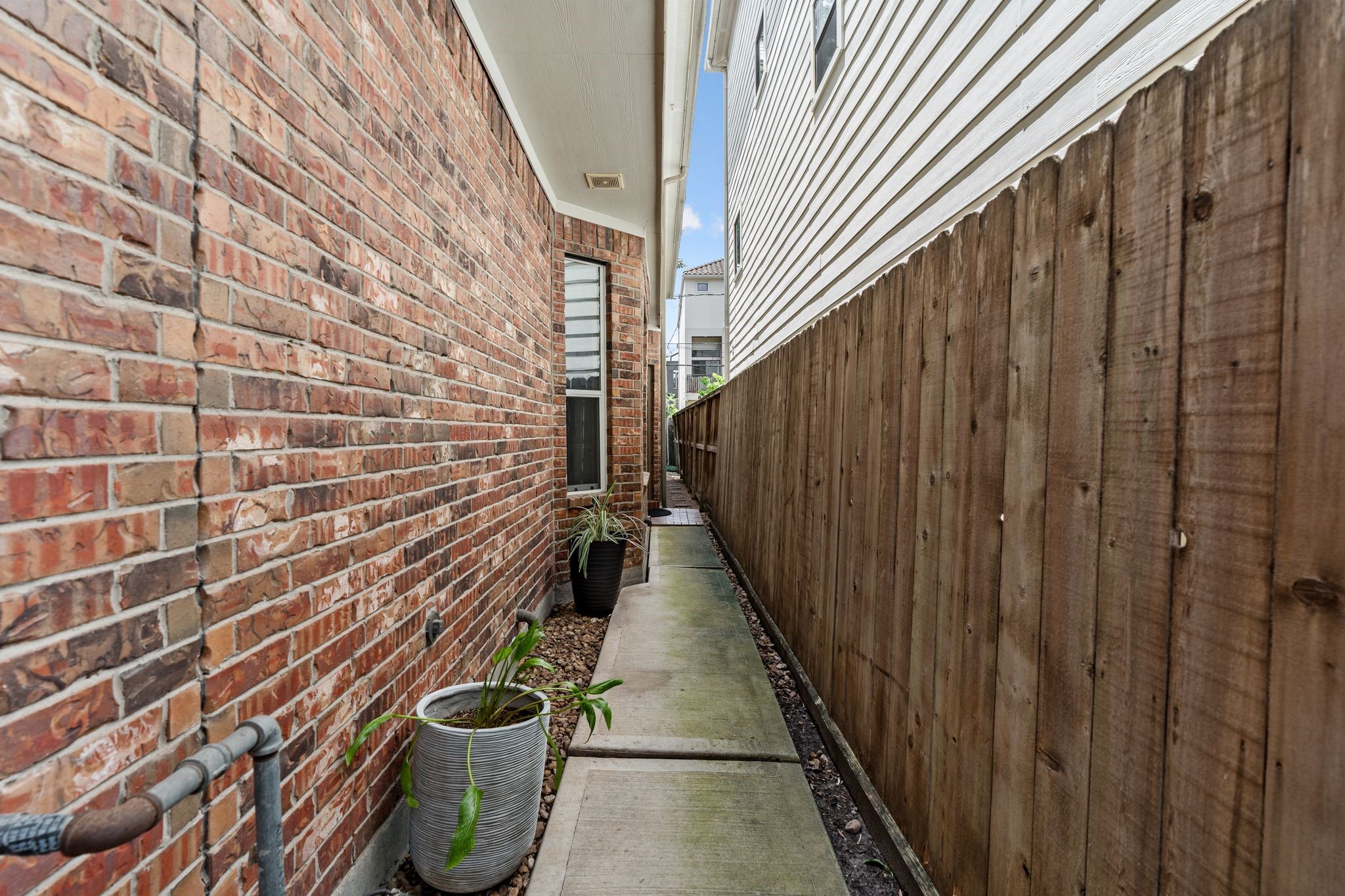 4223 Rose Street Houston, TX 77007 - Photo 36 of 40 Private, gated entrance to home