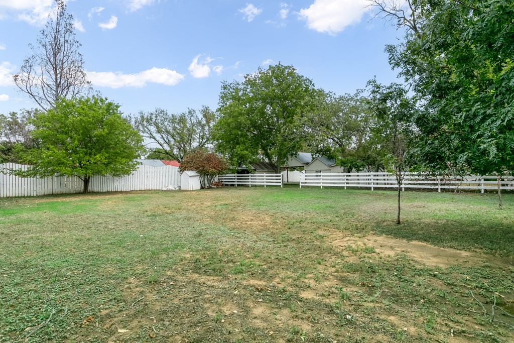 404 Fulton Street Fredericksburg, TX 78624 - Photo 5 of 6