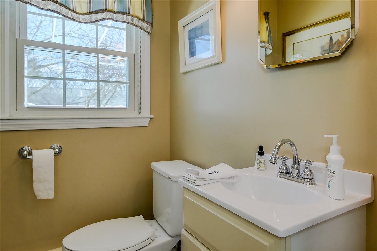 97 Peele Road Nashua, NH 03062 - Photo 12 of 33