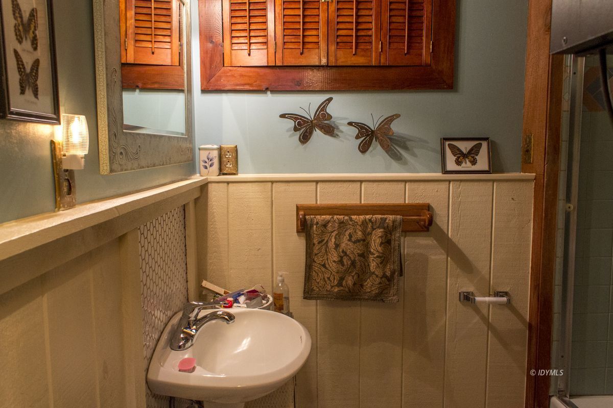 25120 Foster Lake Road Idyllwild, CA 92549 - Photo 22 of 31 a bathroom with a sink and a mirror