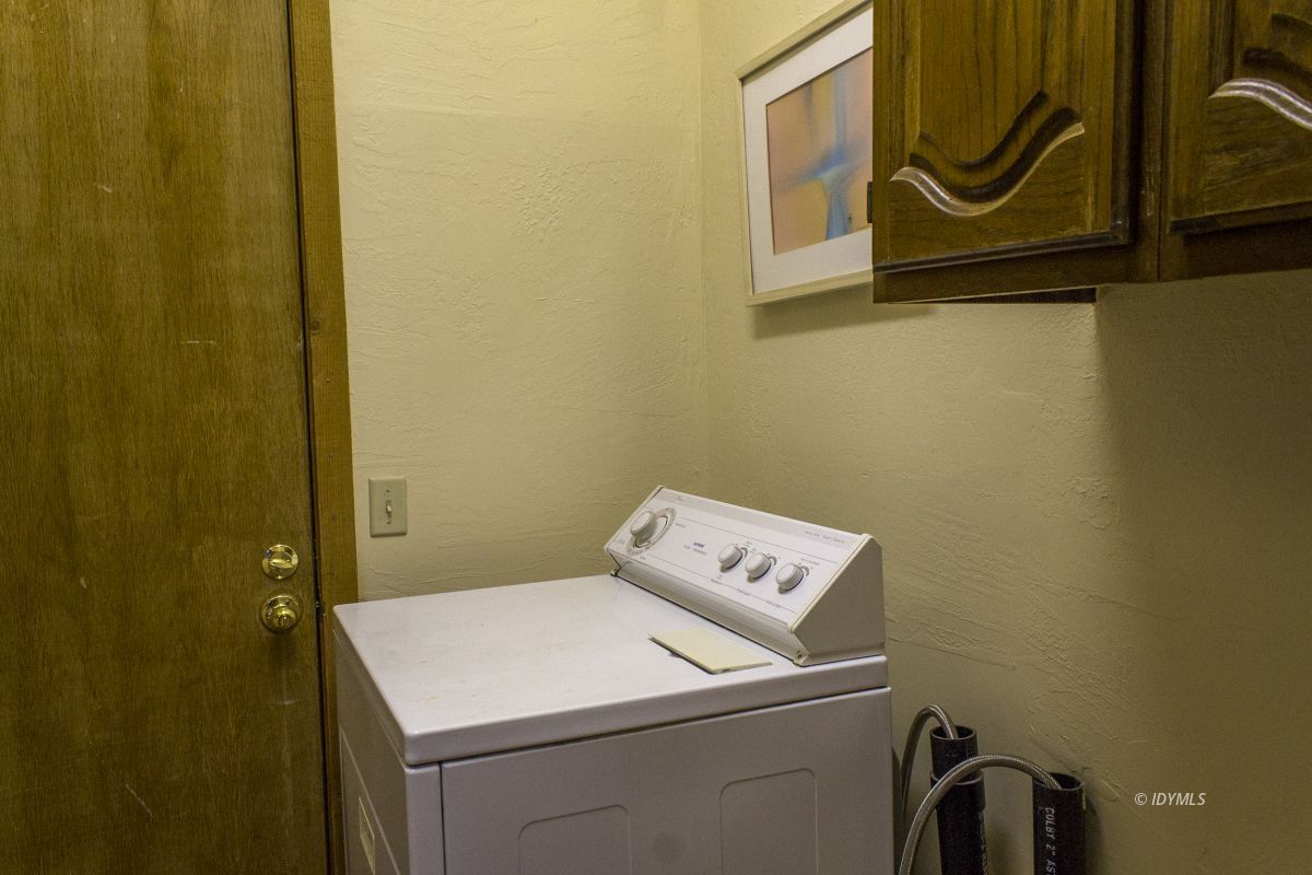 25120 Foster Lake Road Idyllwild, CA 92549 - Photo 23 of 31 a utility room with dryer and washer