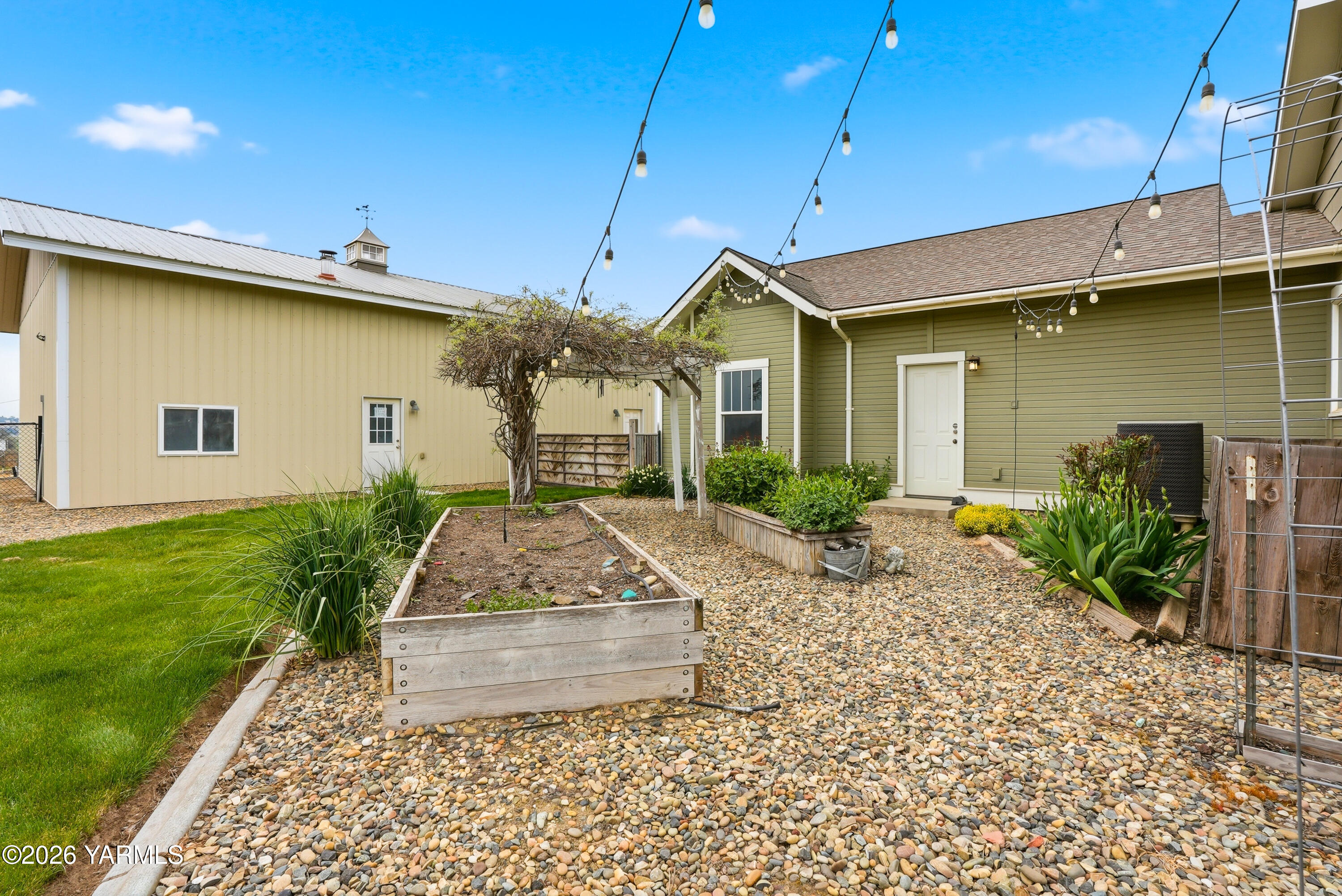 230 Albro Road Sunnyside, WA 98944 - Photo 41 of 46 a front view of a house with garden