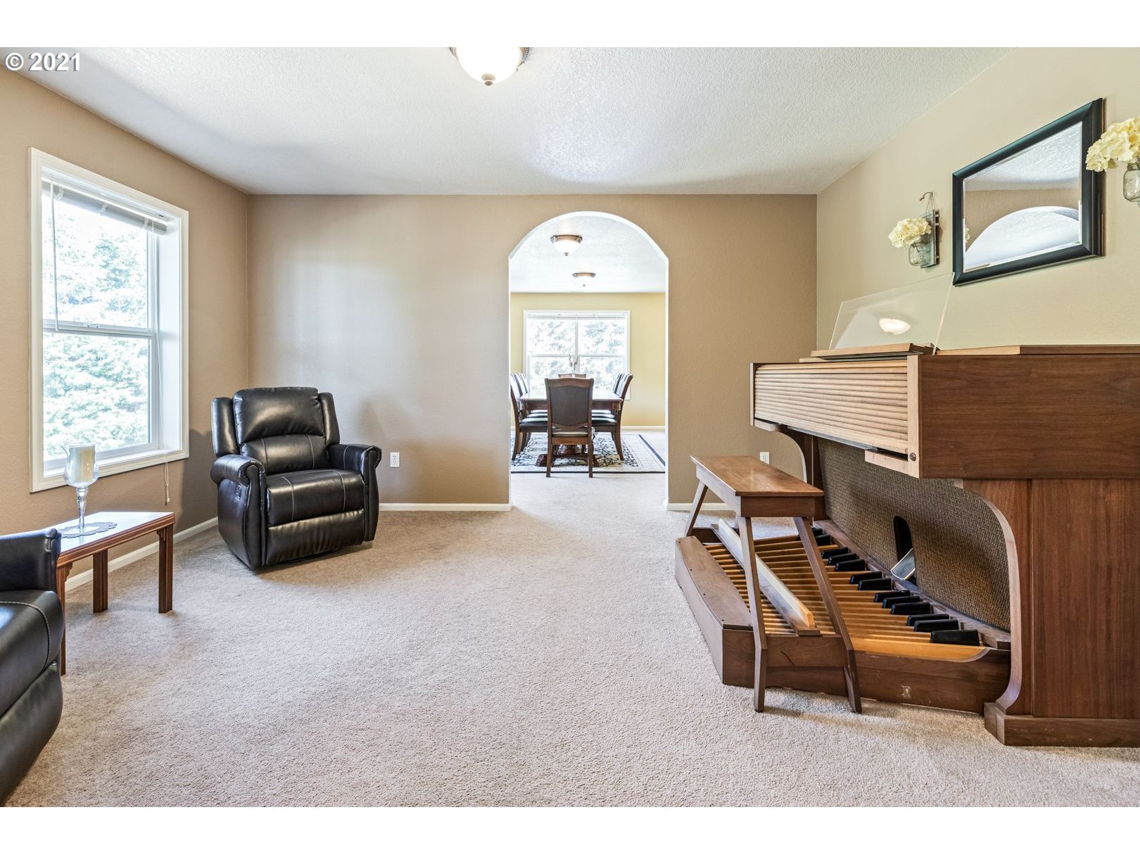 11820 Simpson Road Monmouth, OR 97361 - Photo 6 of 20 a living room with furniture a air conditioner vent and a window