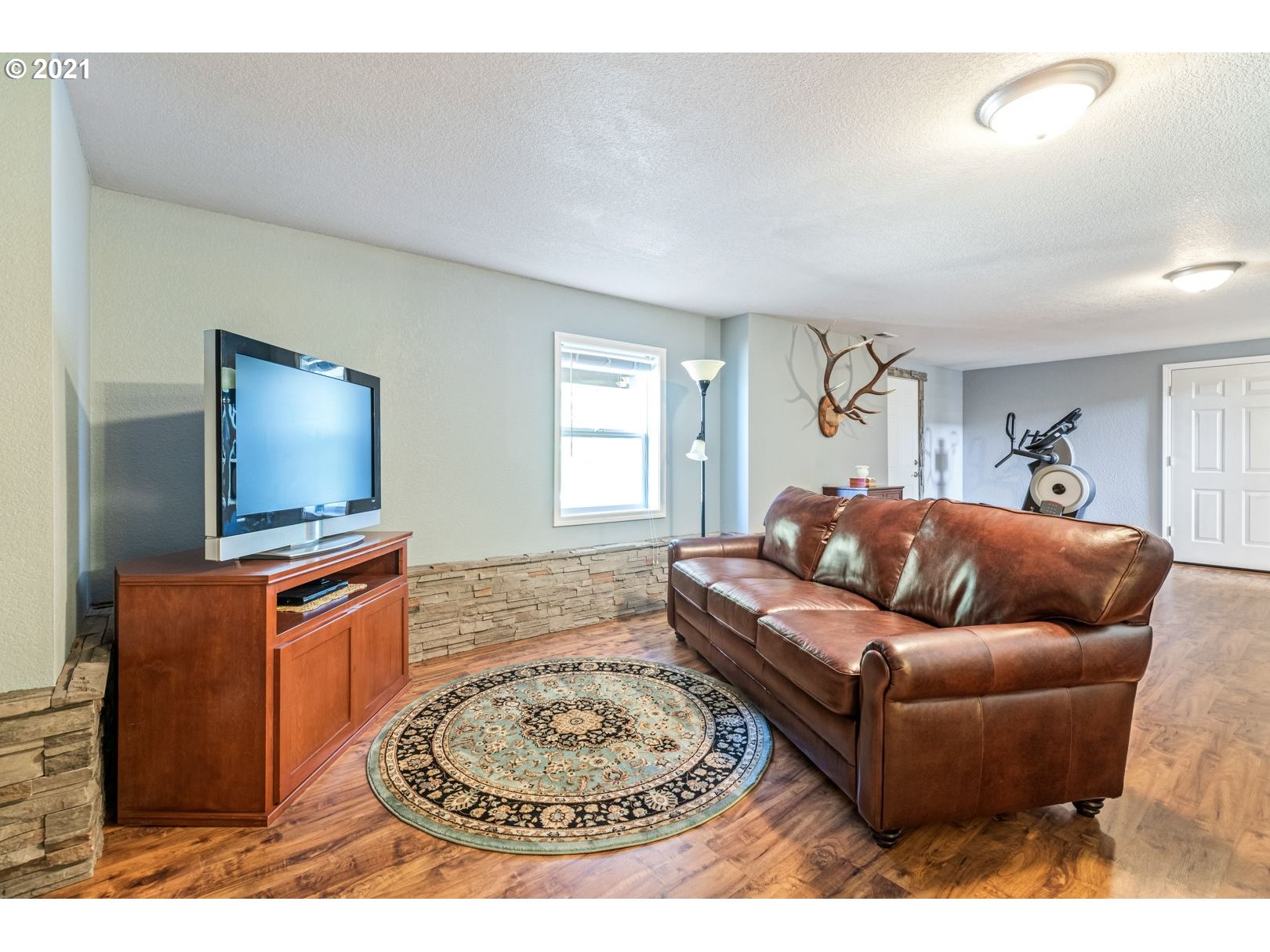 11820 Simpson Road Monmouth, OR 97361 - Photo 8 of 20 a living room with furniture and a flat screen tv