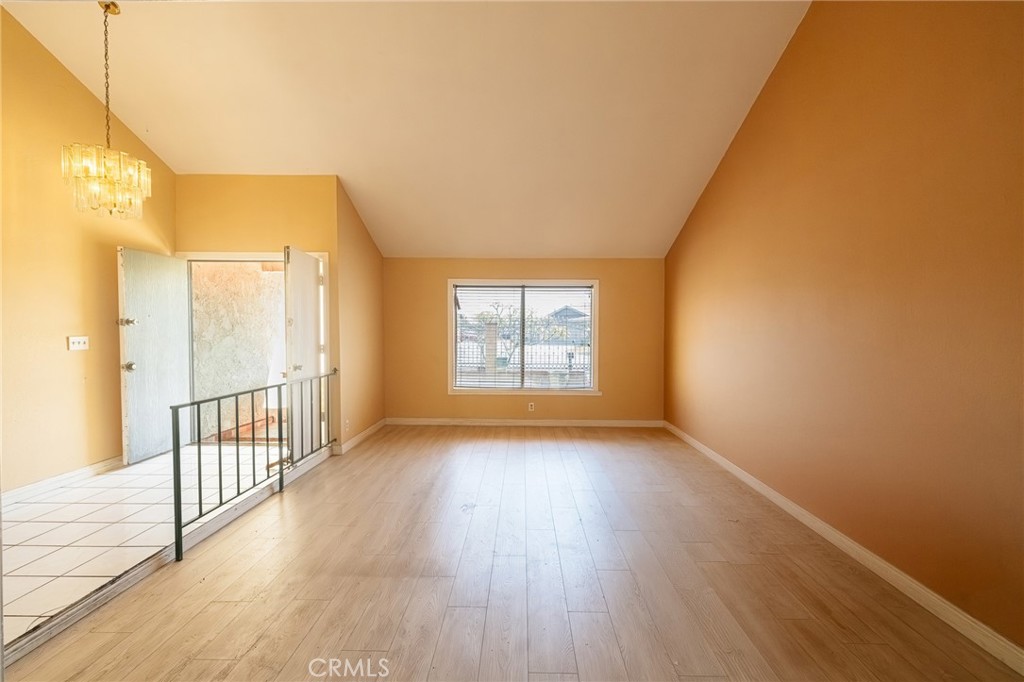 915 South Sarah Way Anaheim, CA 92805 - Photo 16 of 41 Living room