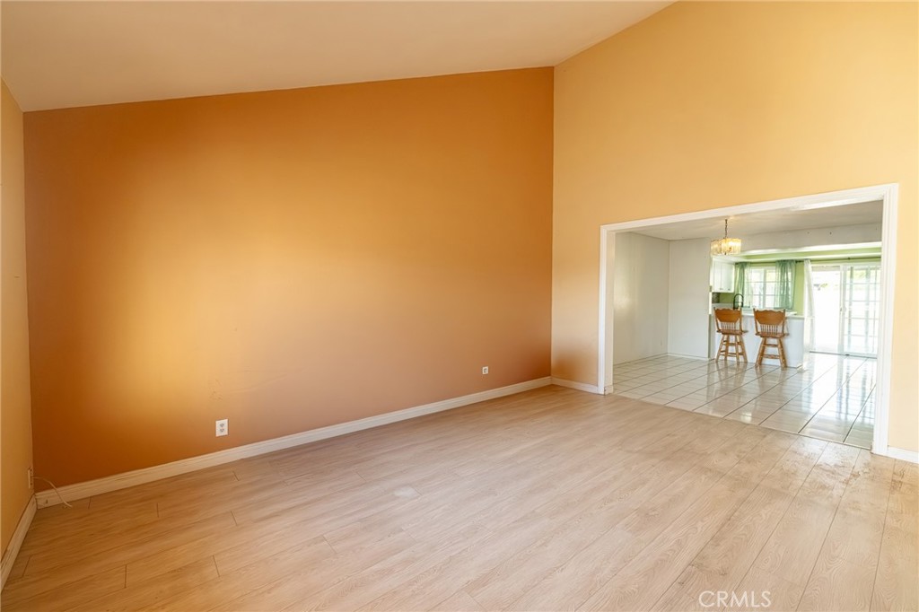 915 South Sarah Way Anaheim, CA 92805 - Photo 17 of 41 Living room