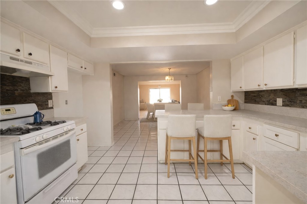 915 South Sarah Way Anaheim, CA 92805 - Photo 23 of 41 Kitchen