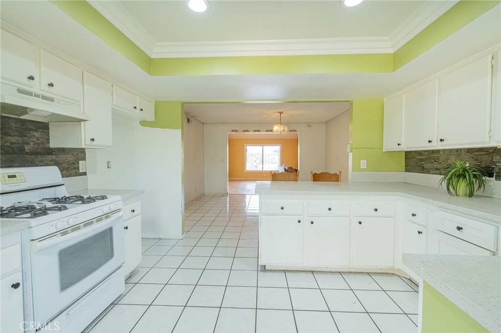 915 South Sarah Way Anaheim, CA 92805 - Photo 24 of 41 Kitchen