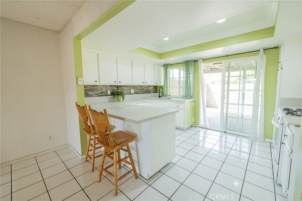 915 South Sarah Way Anaheim, CA 92805 - Photo 25 of 41 Kitchen