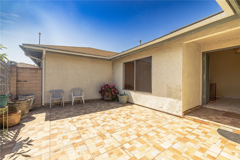 915 South Sarah Way Anaheim, CA 92805 - Photo 29 of 41 Front patio