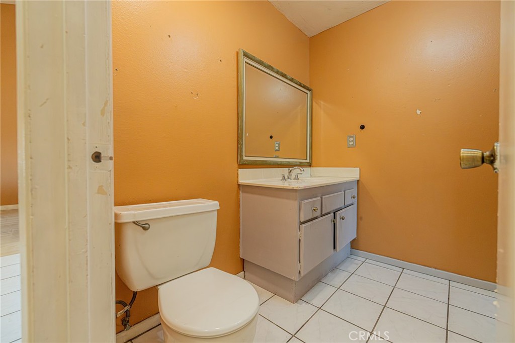 915 South Sarah Way Anaheim, CA 92805 - Photo 33 of 41 bath 1